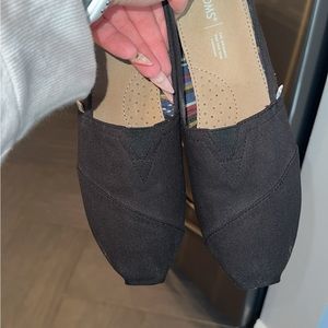 Size 11 black Tom’s